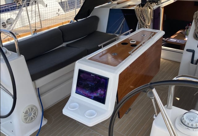 Newt - Yelkenli içinde Portisco