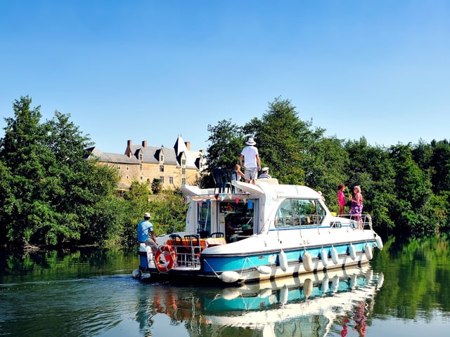 Crescendo - Motor Yacht in Grez-Neuville