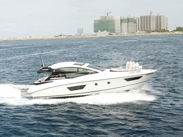 Island Cruise - Motor Yacht in Malé