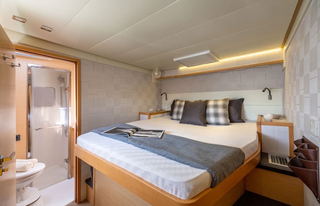 Royal Hearts (A/C - Generator - Refit 2024) - Katamaran içinde Alimos