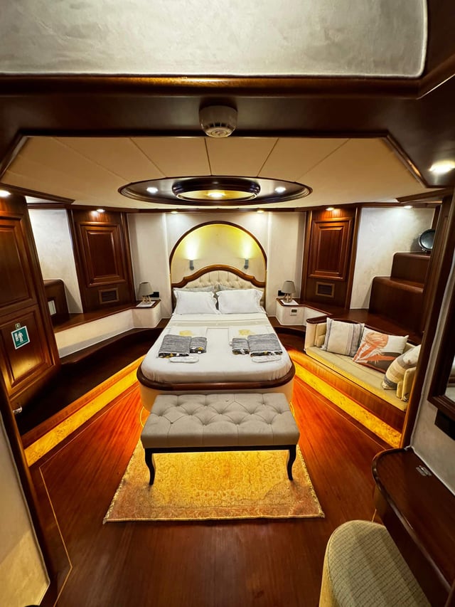 Kaptan Mehmet Bugra - Gulet içinde Sarıana