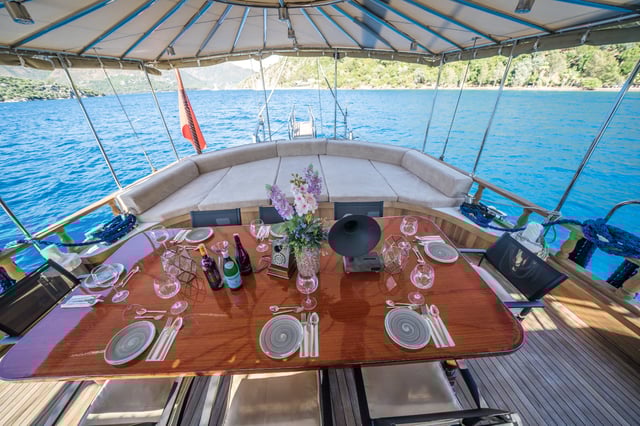 Auramia - Gulet içinde Sarıana