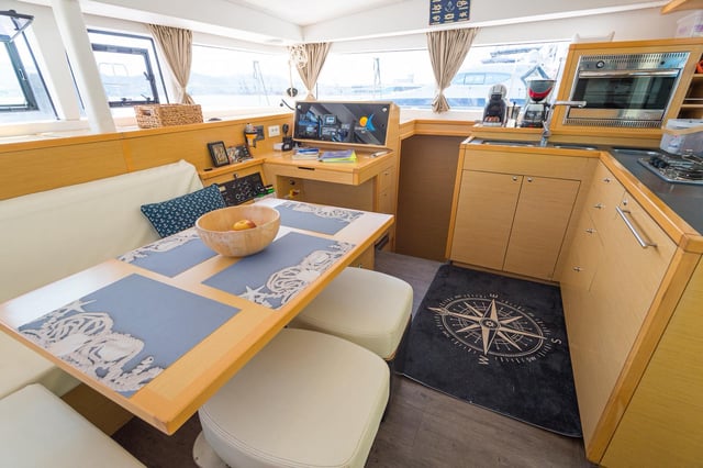 ASTRO - Katamaran içinde Volos