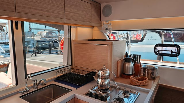 Shima - Katamaran içinde Sarıana