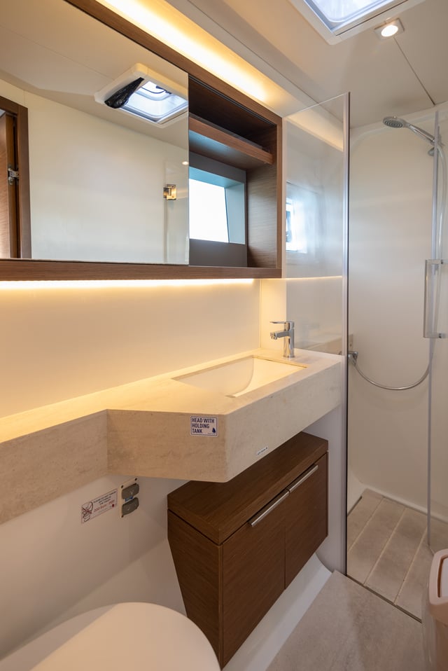 KATKA - Katamaran içinde Kaštel Gomilica