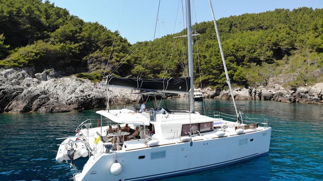 BELO - Catamaran in Kaštel Gomilica