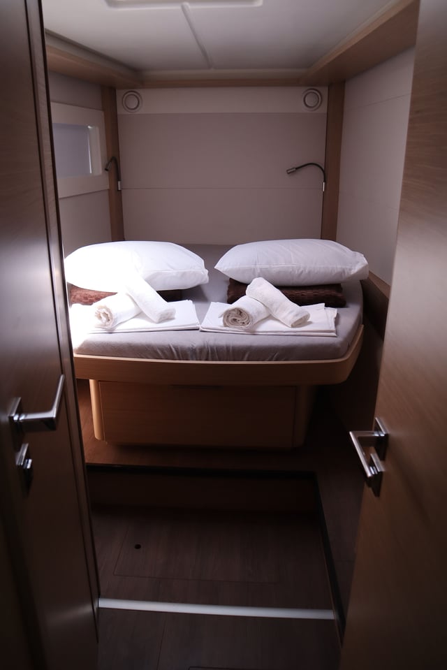 Krista - Katamaran içinde Alimos