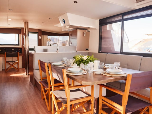 Virgo - Katamaran içinde Sarıana