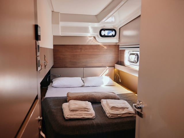 Aries - Katamaran içinde Sarıana