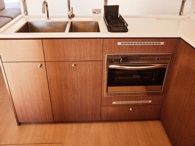 Senior - Katamaran içinde Sarıana