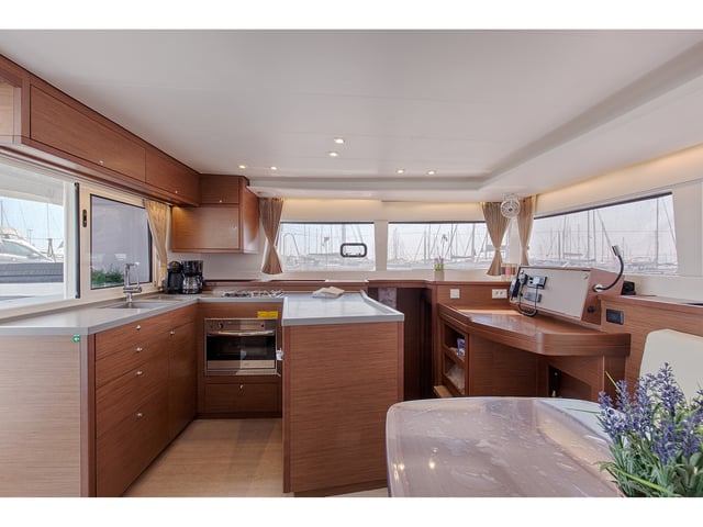 Smile - Katamaran içinde Alimos