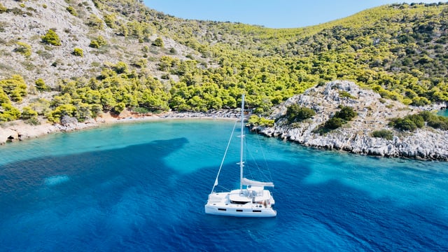 Astraea - Katamaran içinde Alimos