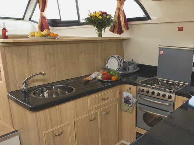 Mystique - Comfort Plus 6 - Motor Yacht in Saint-Usage