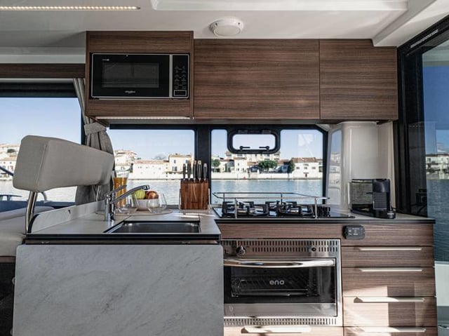 Liberty - Luxury 11 - Motor Yat içinde Surrey