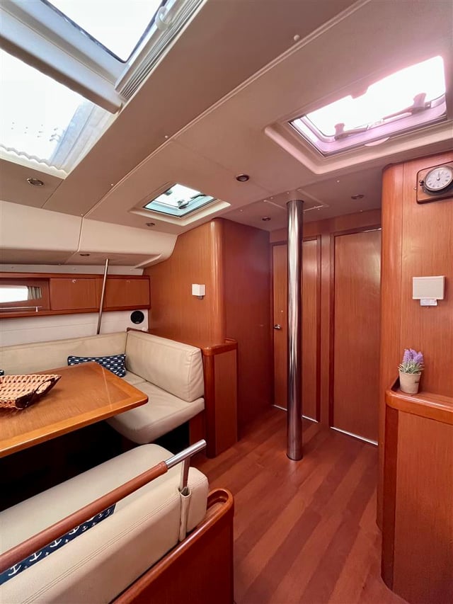 Maistra - Yelkenli içinde Lavrio