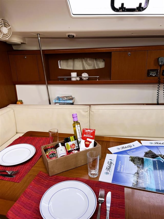 Twins - Yelkenli içinde Lavrio