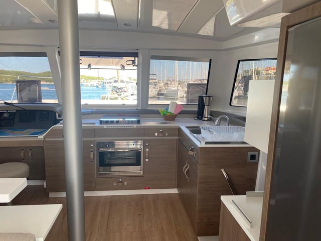 Free Flow - Katamaran içinde Šibenik