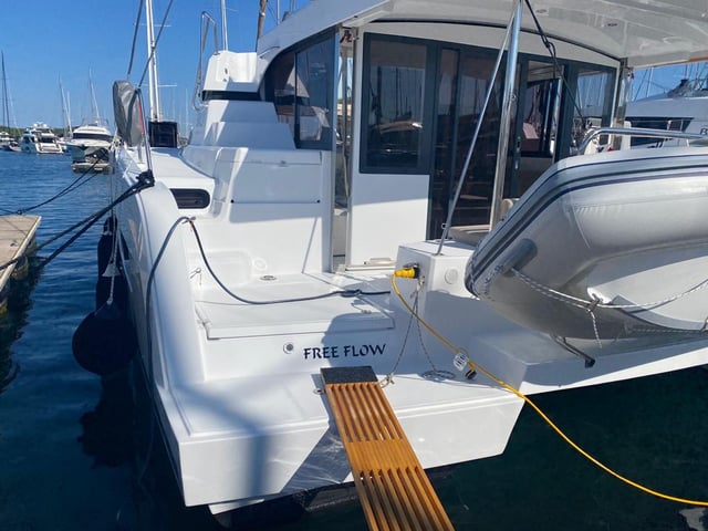 Free Flow - Katamaran içinde Šibenik