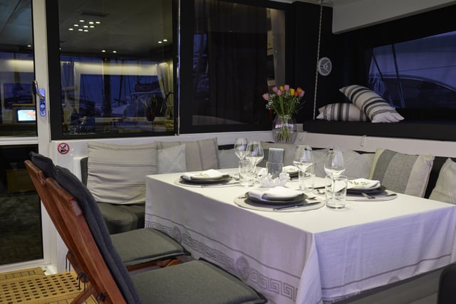 Avra - Katamaran içinde Alimos