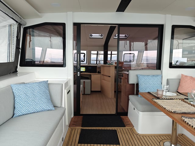 Neguinha - Katamaran içinde Kaštel Gomilica