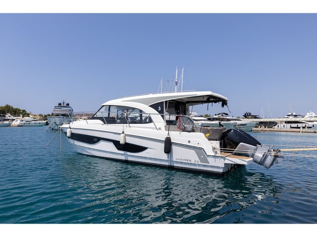 FALCON - Motor Yacht in Rogoznica