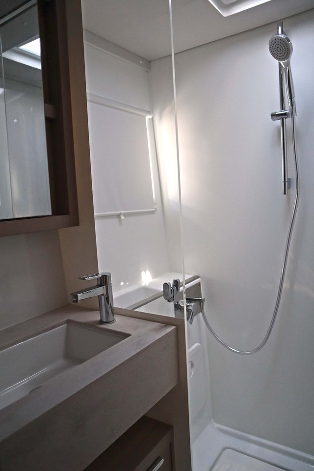 KRISTA - Katamaran içinde Alimos