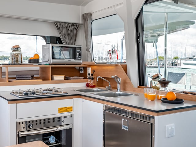 BLACK PEARL V - Katamaran içinde Đuraševići