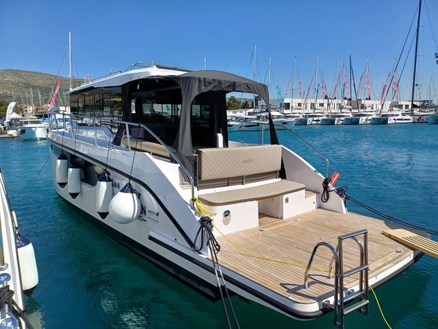 ŠOLTA - Motor Yacht in Seget Donji