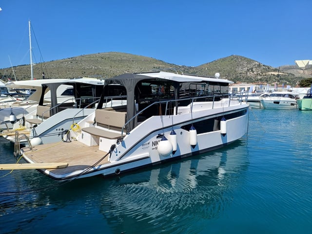 ŠOLTA - Motor Yat içinde Seget Donji