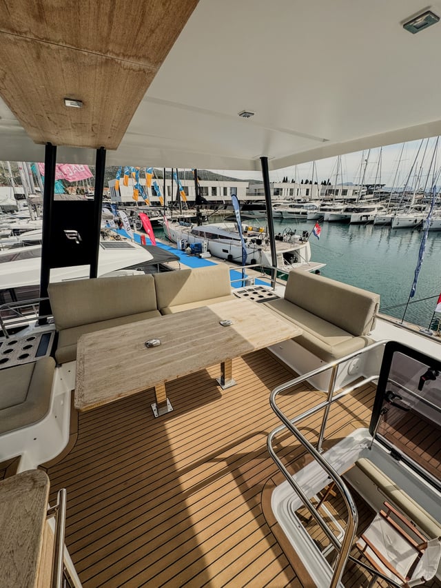 MALA - Katamaran içinde Seget Donji