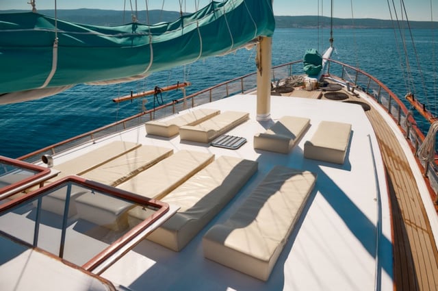 AGORA - Gulet içinde Jesenice