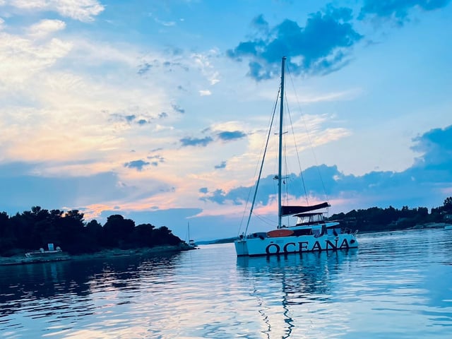 Oceana - Katamaran içinde Alimos