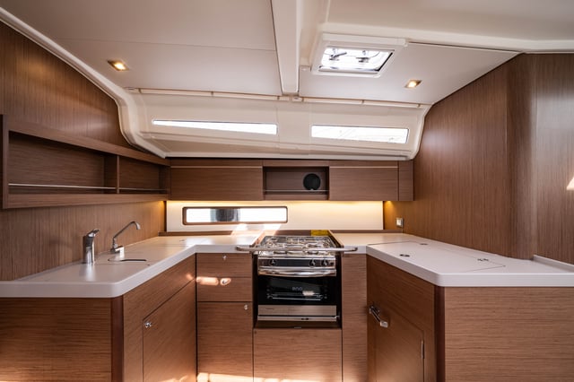 Pure Chaos - Yelkenli içinde Nea Peramos