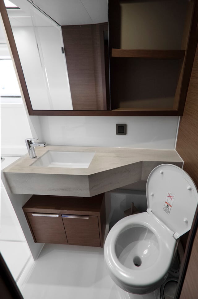 Golden Promise - Katamaran içinde Alimos