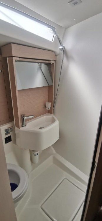 LIVING IN SEA - Sailboat in Kontokali