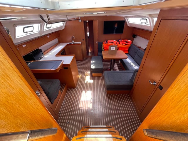 Anemone - Sailboat in Lavrio