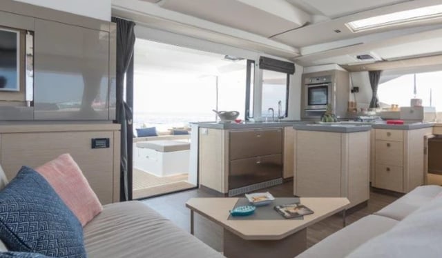 Blue II - Katamaran içinde Alimos