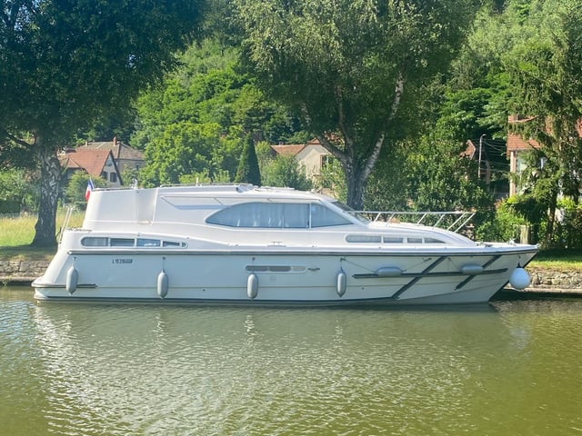 2402 - Motor Yacht in Mittersheim