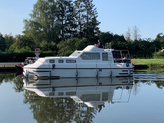 2404 - Motor Yacht in Mittersheim